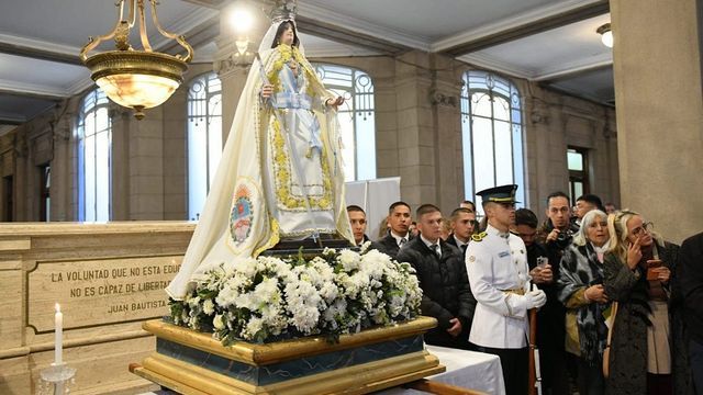 Ministros y la secretaria de Culto acompañaron la recepción de la imagen en el palacio gubernamental.