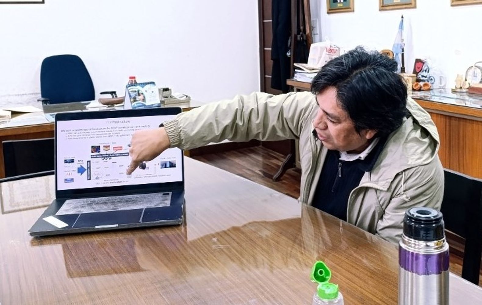 El Dr. Carlos Enrique Gutiérrez posee un doctorado en Ingeniería y actualmente trabaja en la Unidad de Computación Neuronal del Instituto de Ciencia y Tecnología de Okinawa (OIST), en Japón.