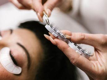 Alerta: La mayoría de las mujeres que usan extensiones de pestañas regularmente pueden tener ácaros en los párpados