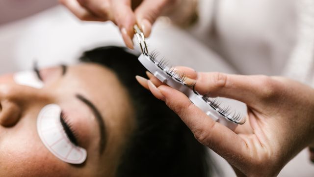 Las advertencias a las mujeres que usan pestañas postizas.