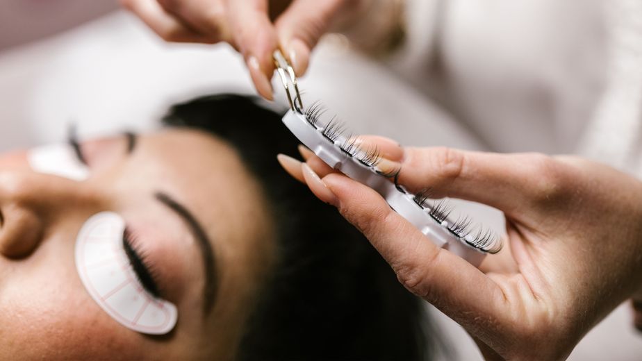 Alerta: La mayoría de las mujeres que usan extensiones de pestañas regularmente pueden tener ácaros en los párpados
