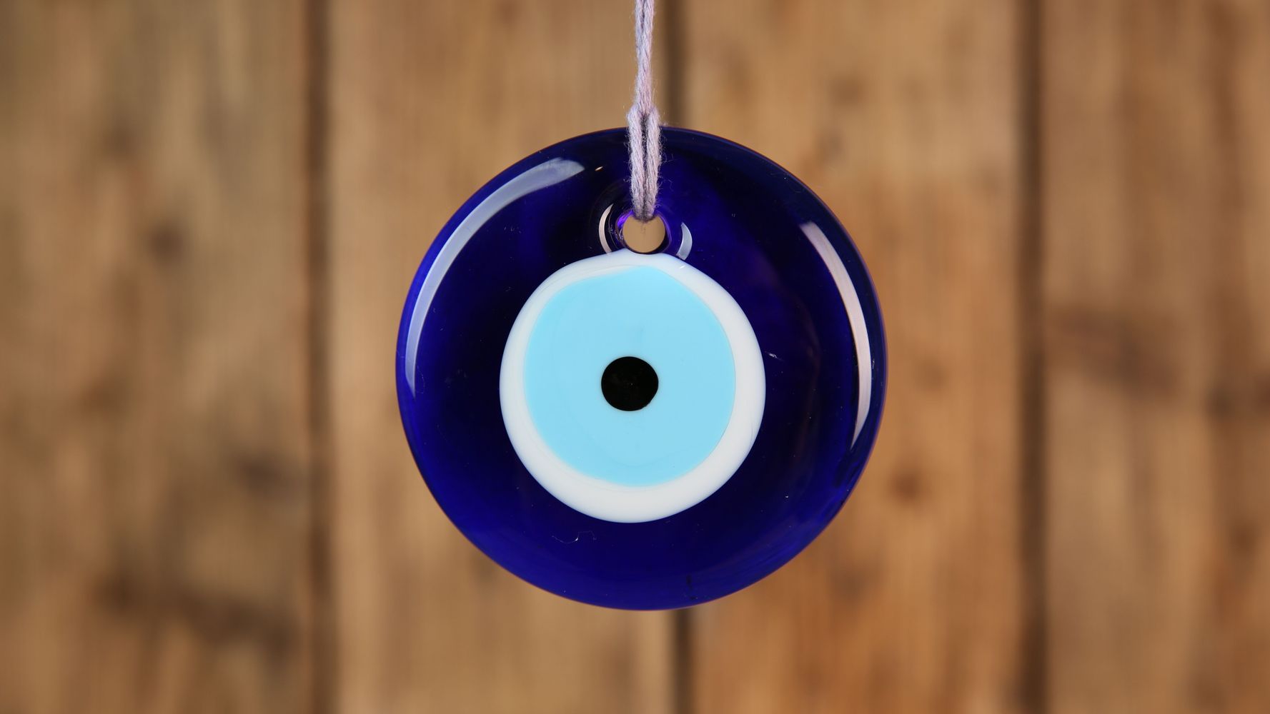 Por qué colgar un ojo turco en el balcón.