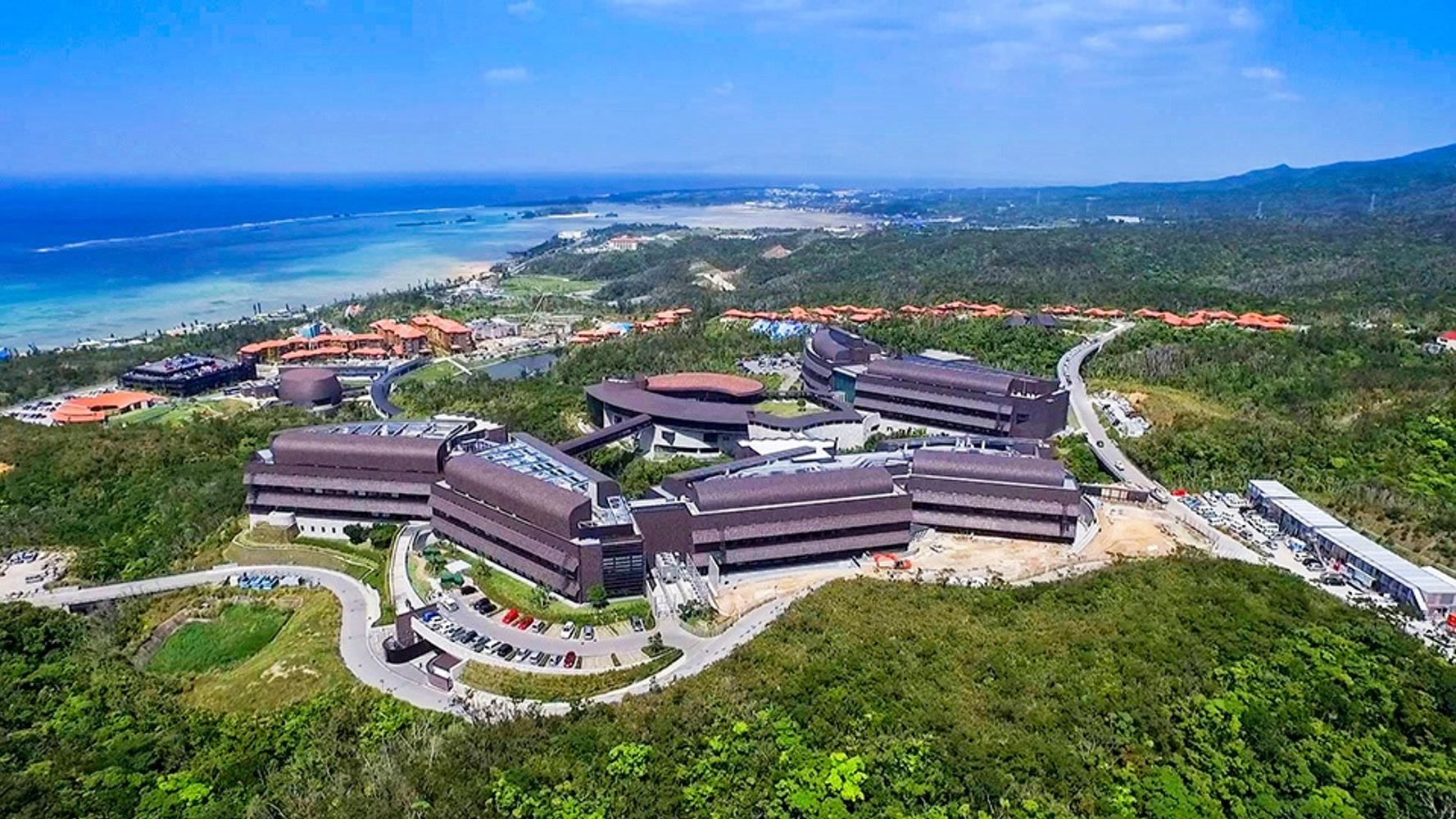Vista del Okinawa Institute of Science and Technology, donde funciona la Unidad de Computación Neuronal, en la que el ingeniero jujeño Carlos Enrique Gutiérrez desarrolla sus actividades de investigación.