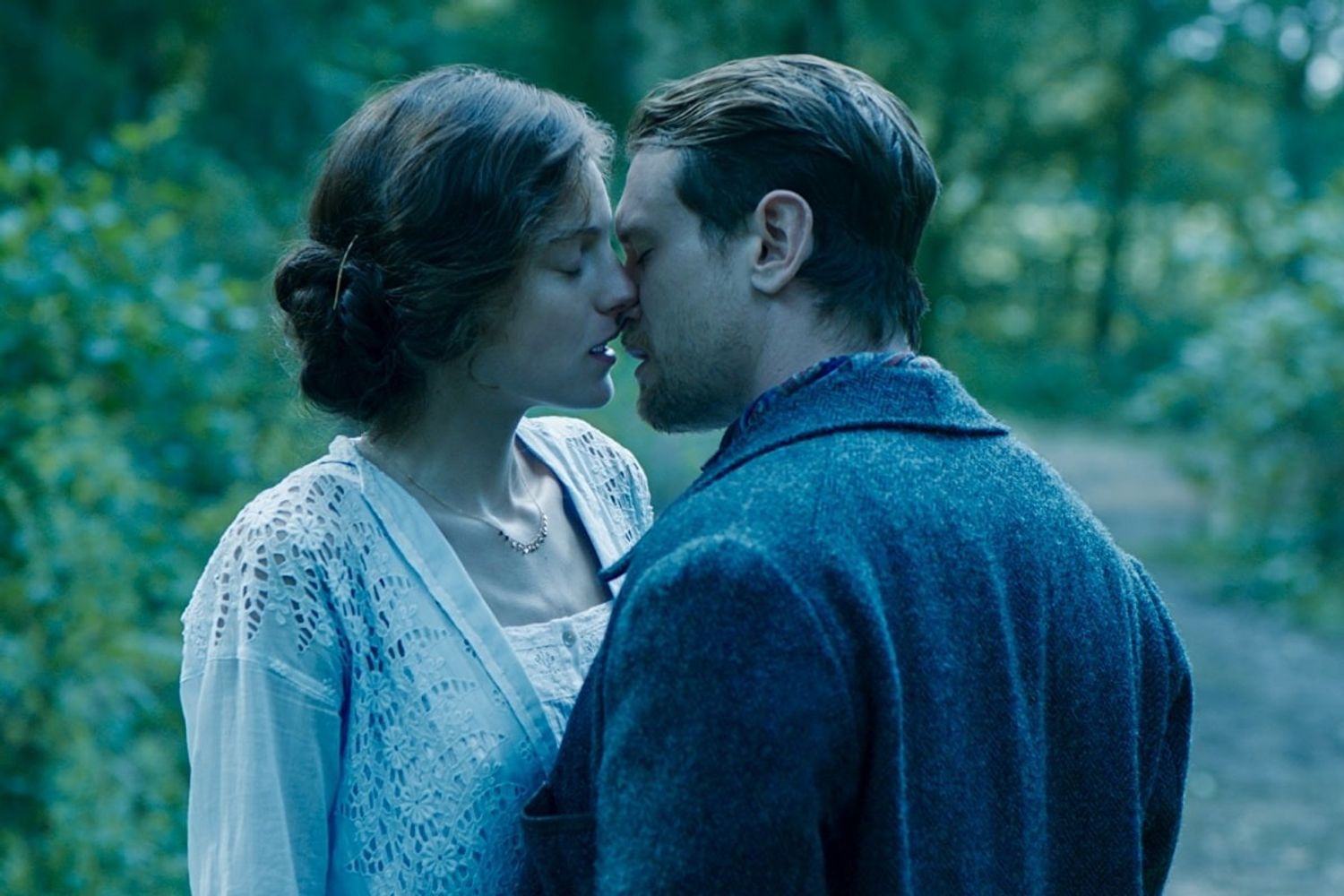 Jack O’Connell interpreta a Oliver Mellors, el hombre que cambia la vida de Connie.