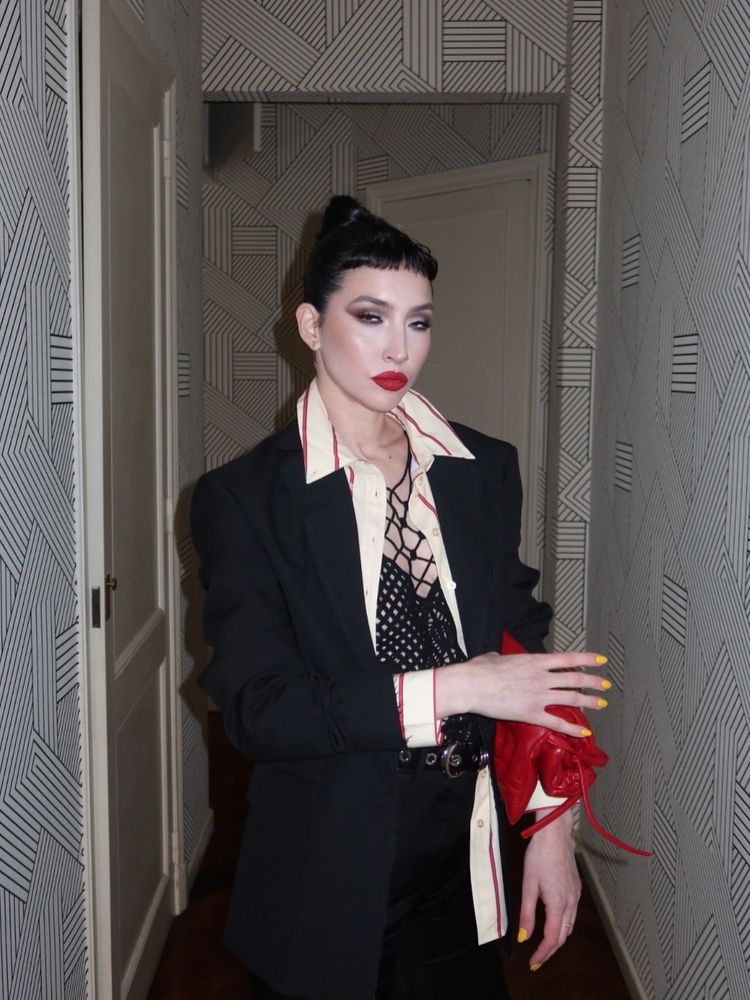 Camisa vintage, bolso "pouch" y mucho rojo: Sofía Gala dio cátedra de estilo con un look retro y un maquillaje estilo "geisha"