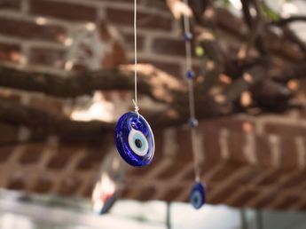 Colgar un ojo turco azul en el balcón: para qué sirve y por qué se recomienda