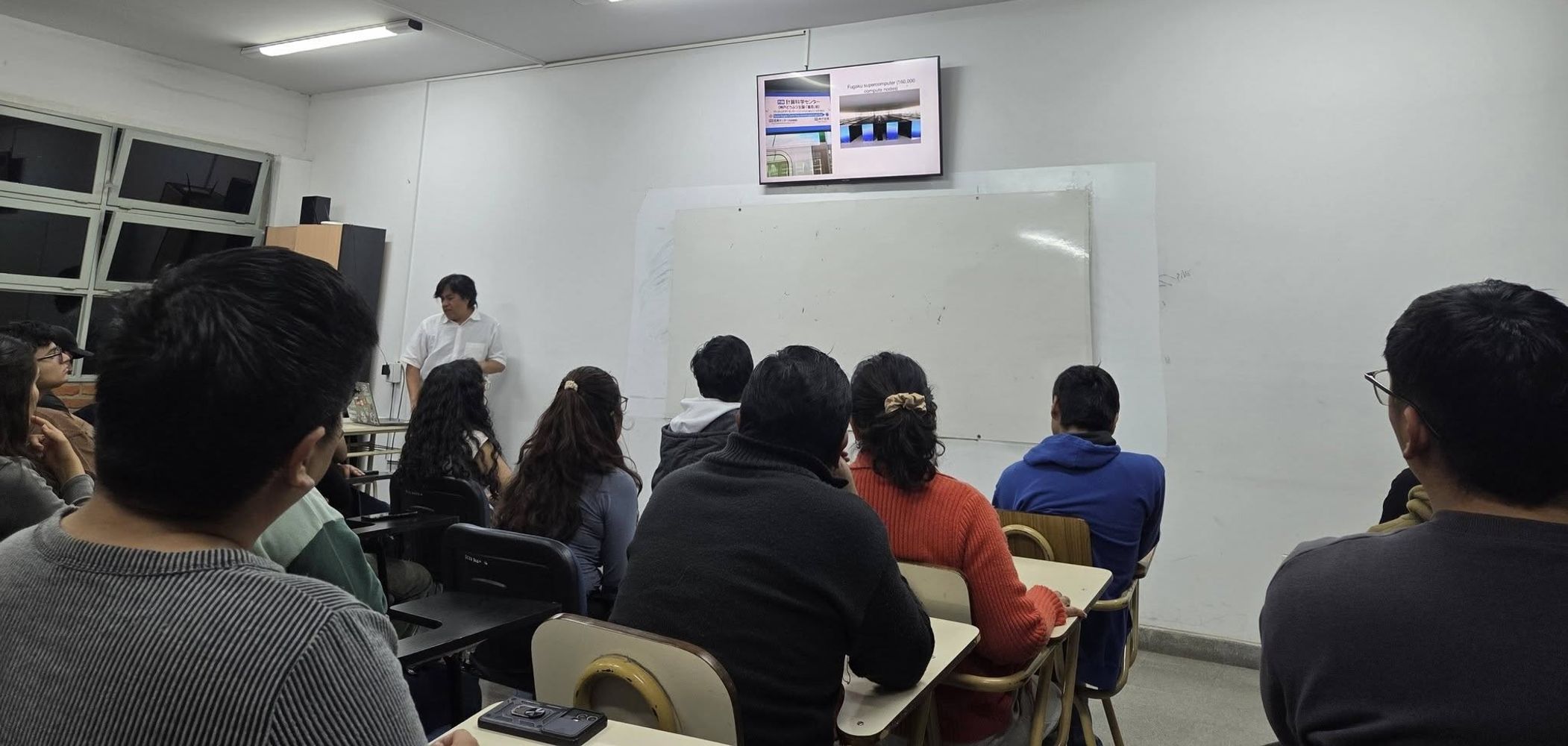 Durante su estadía en San Salvador de Jujuy, el Dr. Gutiérrez ofreció en la Facultad de Ingeniería de la UNJu una exposición acerca del proyecto "Brain Science" de simulación del cerebro humano que desarrolla en el Instituto de Investigación de Okinawa, Japón.