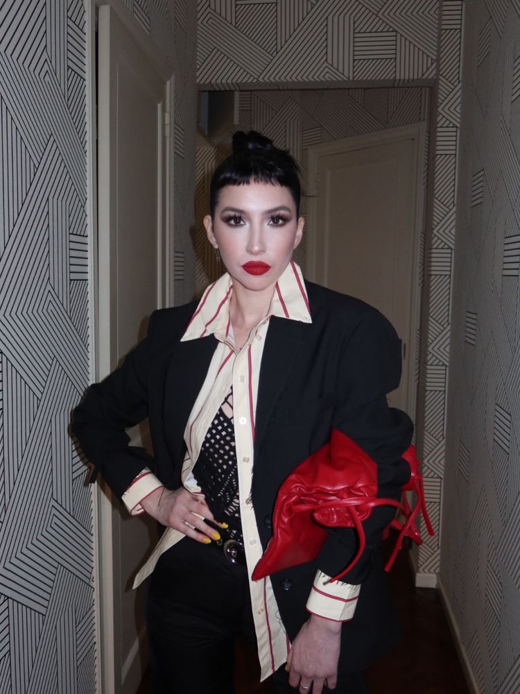 Camisa vintage, bolso "pouch" y mucho rojo: Sofía Gala dio cátedra de estilo con un look retro y un maquillaje estilo "geisha"