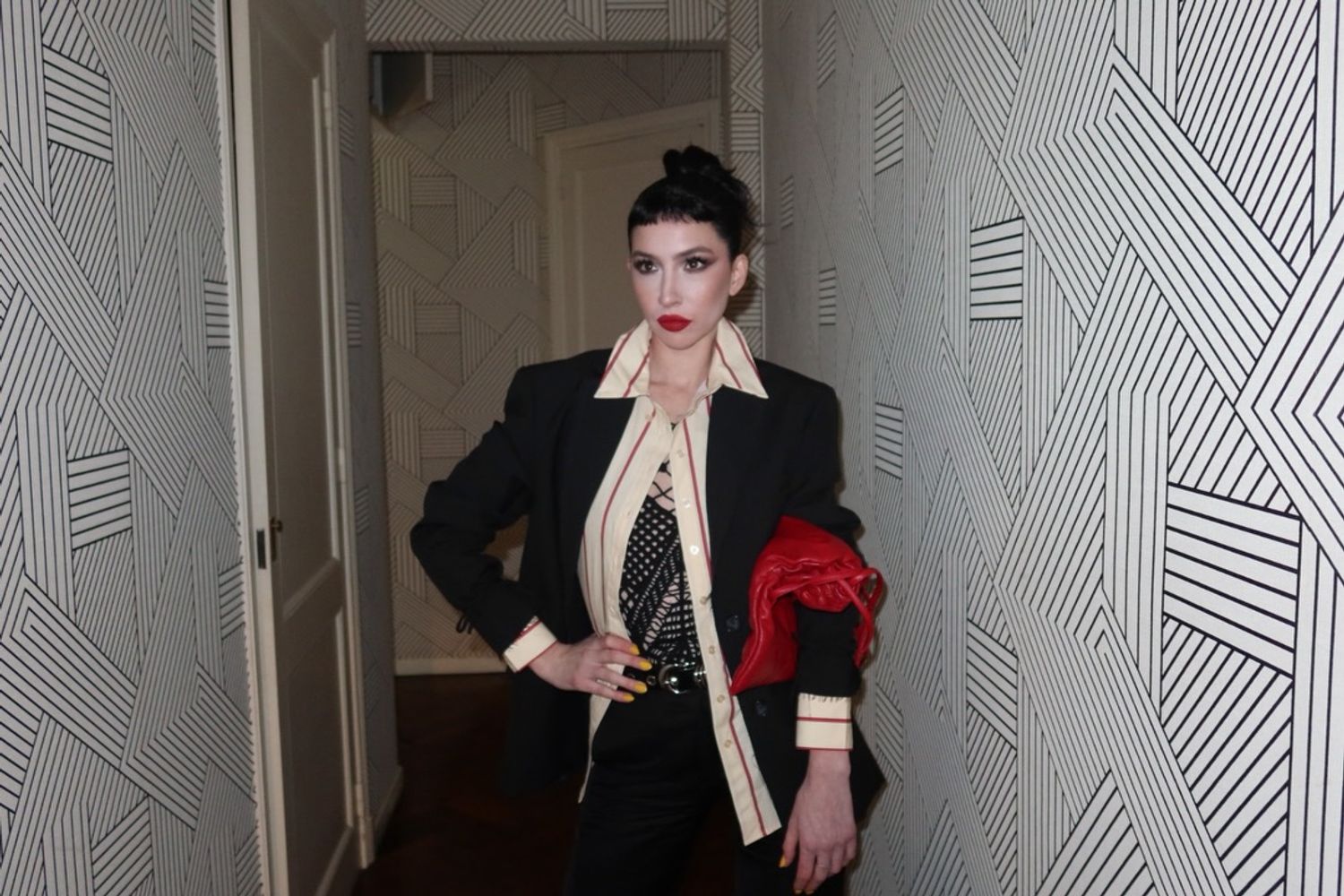 Camisa vintage, bolso "pouch" y mucho rojo: Sofía Gala dio cátedra de estilo con un look retro y un maquillaje estilo "geisha"