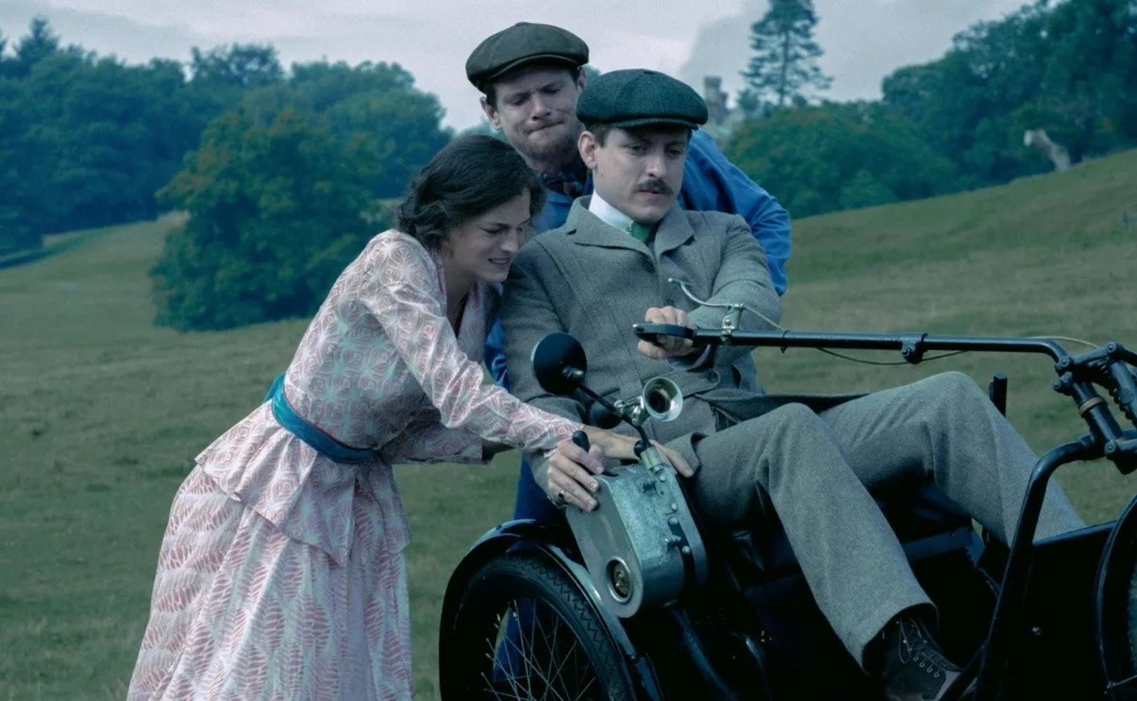 Emma Corrin interpreta a Connie Chatterley, la protagonista de la película de Netflix.