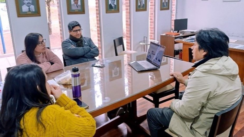 El Dr. Carlos Enrique Gutiérrez (derecha), egresado de la carrera de Ingeniería Informática de la FI UNJu, en la entrevista con el decano de esa casa de estudios, Luis Alejandro Vargas y las funcionarias del Decanato María Florencia Méndez y Virginia Battezzati.
