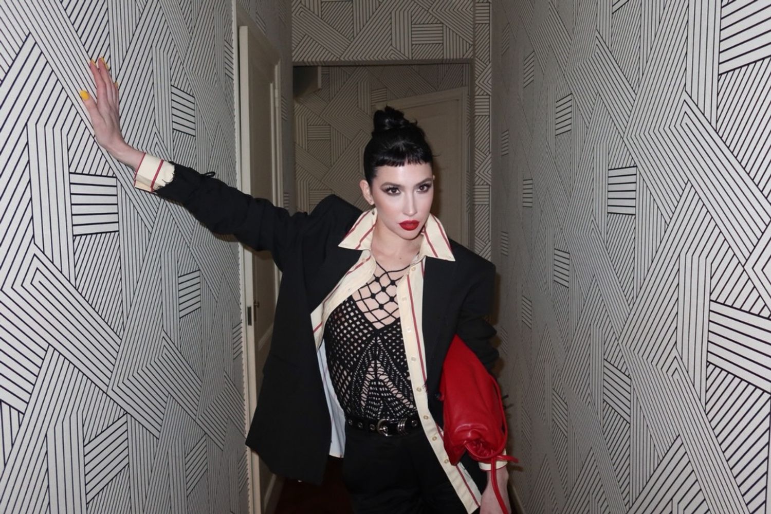 Camisa vintage, bolso "pouch" y mucho rojo: Sofía Gala dio cátedra de estilo con un look retro y un maquillaje estilo "geisha"