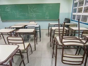 Una alumna golpeó y arrastró del pelo a una profesora porque le pidió que guardara el celular