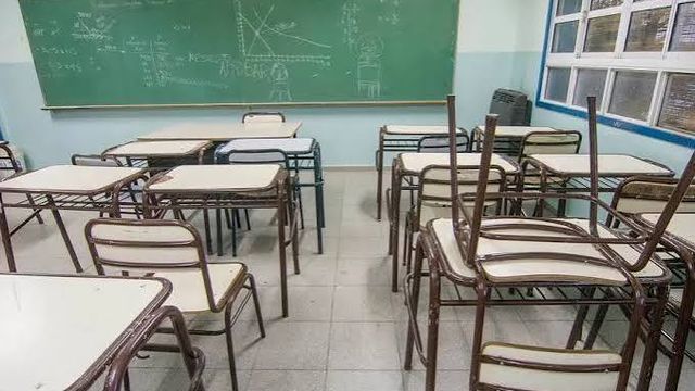 Una alumna golpeó y arrastró del pelo a una profesora porque le pidió que guardara el celular