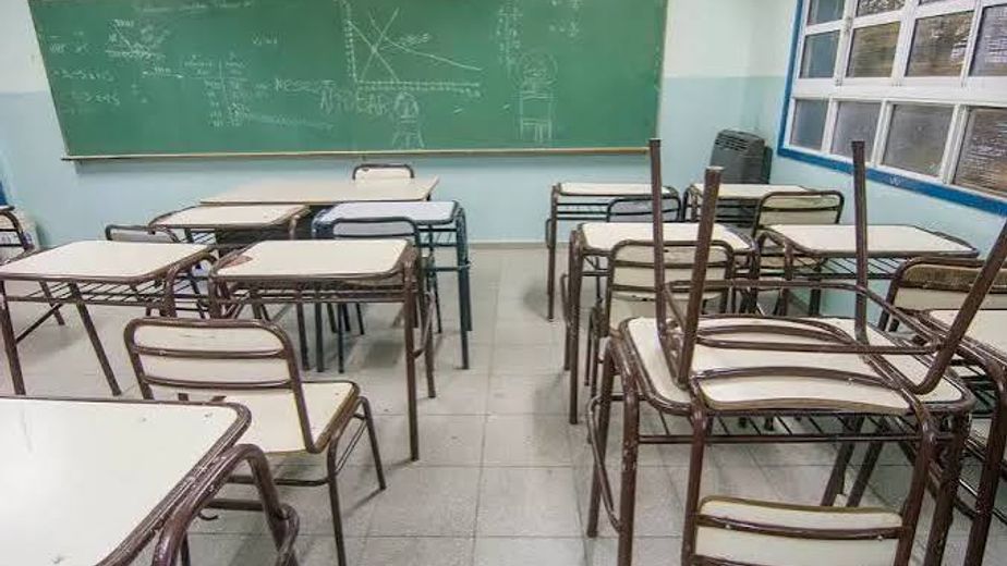 Una alumna golpeó y arrastró del pelo a una profesora porque le pidió que guardara el celular