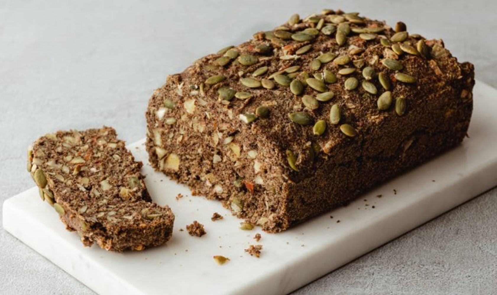 Pan antiinflamatorio sin gluten: la receta con semillas que se prepara en solo 3 pasos