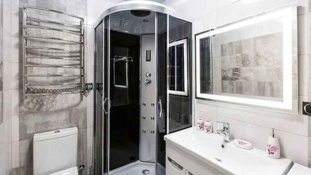 Baño con mampara.
