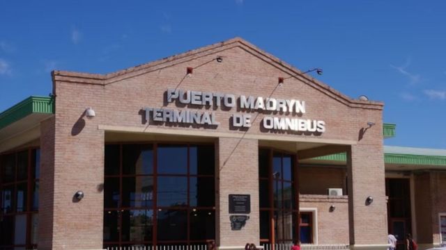 Viajaba en colectivo, volcó agua en un bebé y quedó imputado