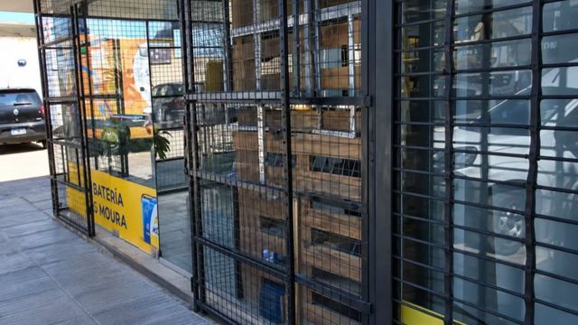 Un comerciante se hartó de los robos y electrificó las rejas de su negocio.
