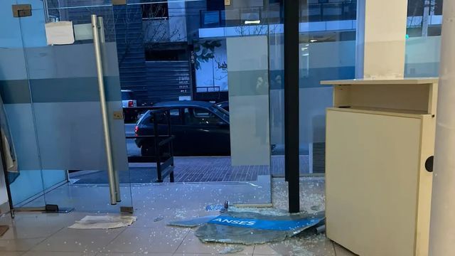Así quedó la sede de ANSES tras el ataque registrado durante la madrugada.