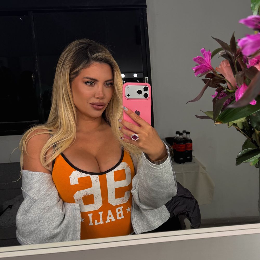 Wanda Nara apostó por el color más llamativo de la temporada y encendió las redes con un look "sporty chic"