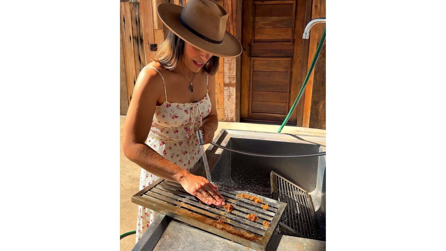 Juliana mostró la manera más efectiva de limpiar la parrilla.
