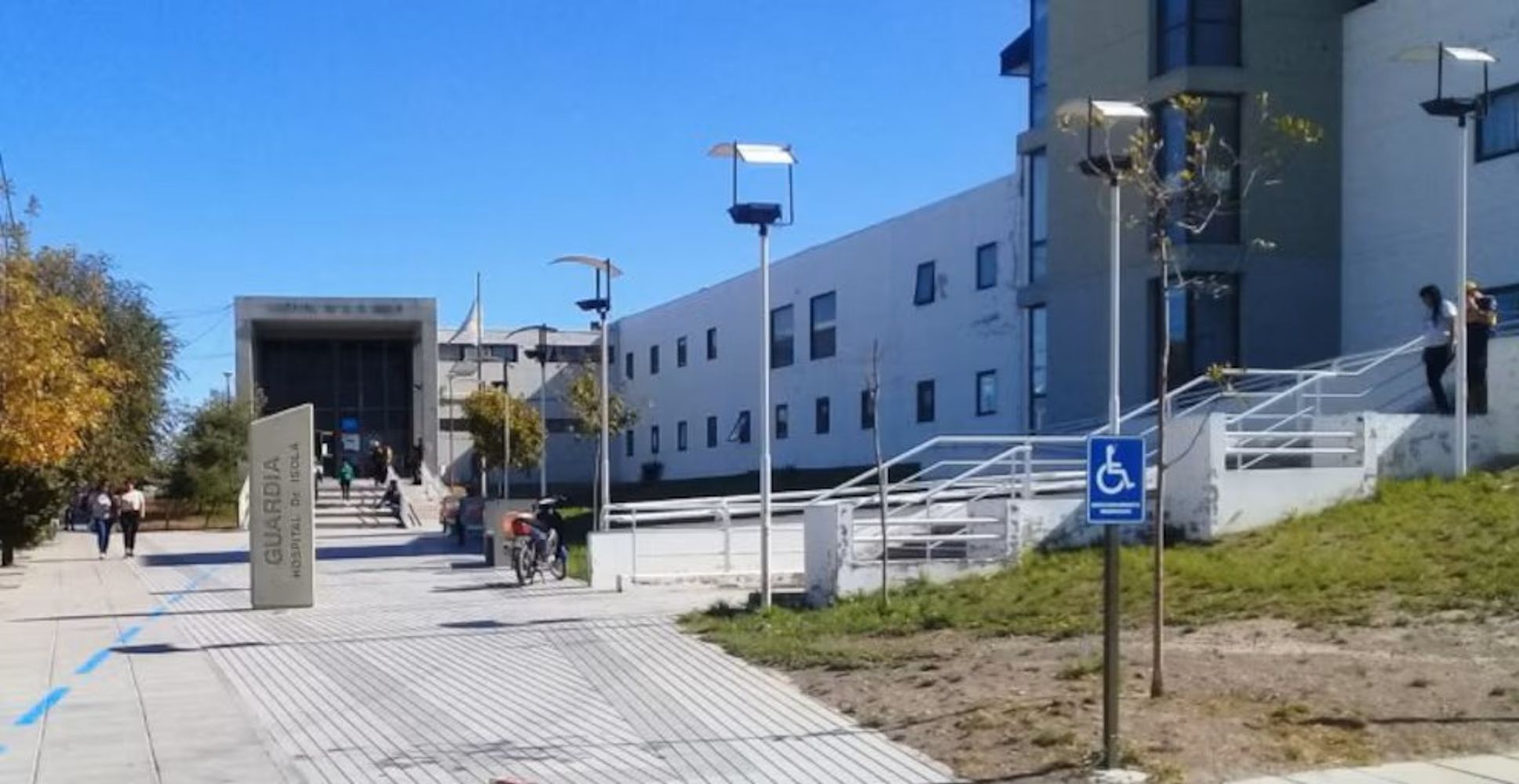 Viajaba en colectivo, volcó agua en un bebé y quedó imputado