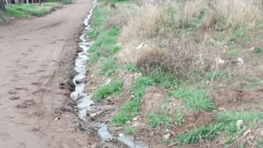 "Es un río de materia fecal": el colapso cloacal que indigna al barrio Nueva Bahía