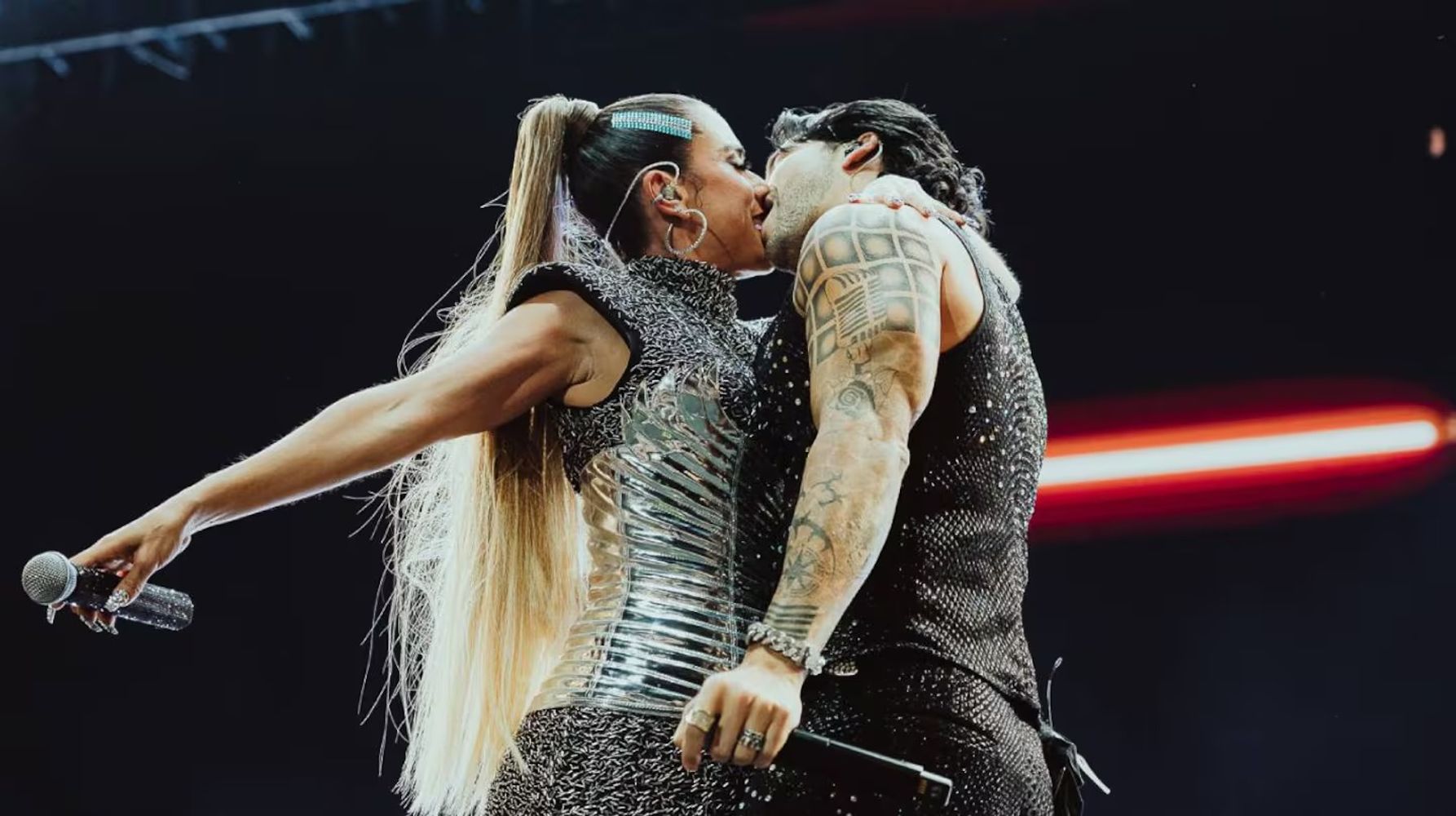 El beso ocurrió después de que los protagonistas interpretaran juntos “Mi destino” frente al público argentino.