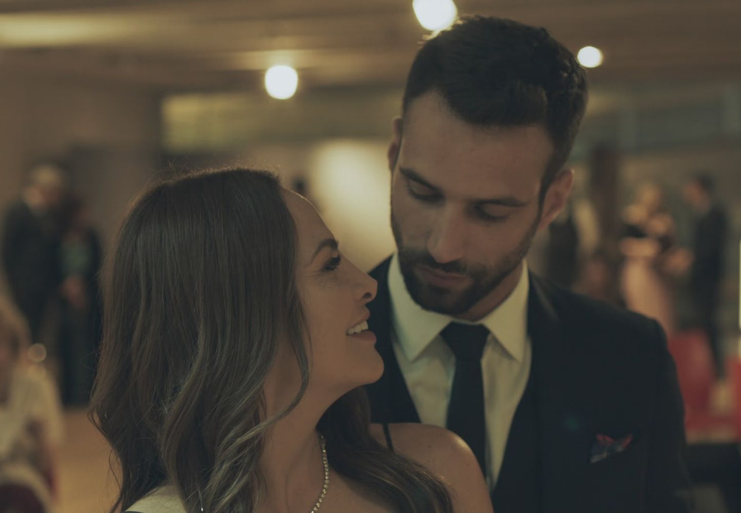 La serie sigue una historia marcada por el deseo, los secretos y las relaciones que ponen a prueba a sus protagonistas.