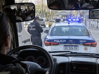 Llevaba a 12 chicos al colegio y terminó detenida en Córdoba: la grave acusación en su contra