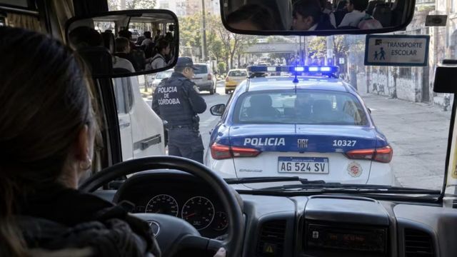 Transportaba chicos al colegio y fue detenida por una investigación de robo de autos