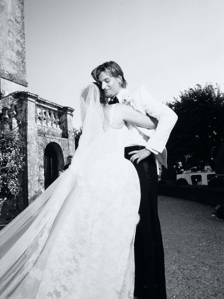 Millie Bobby Brown y su esposo.