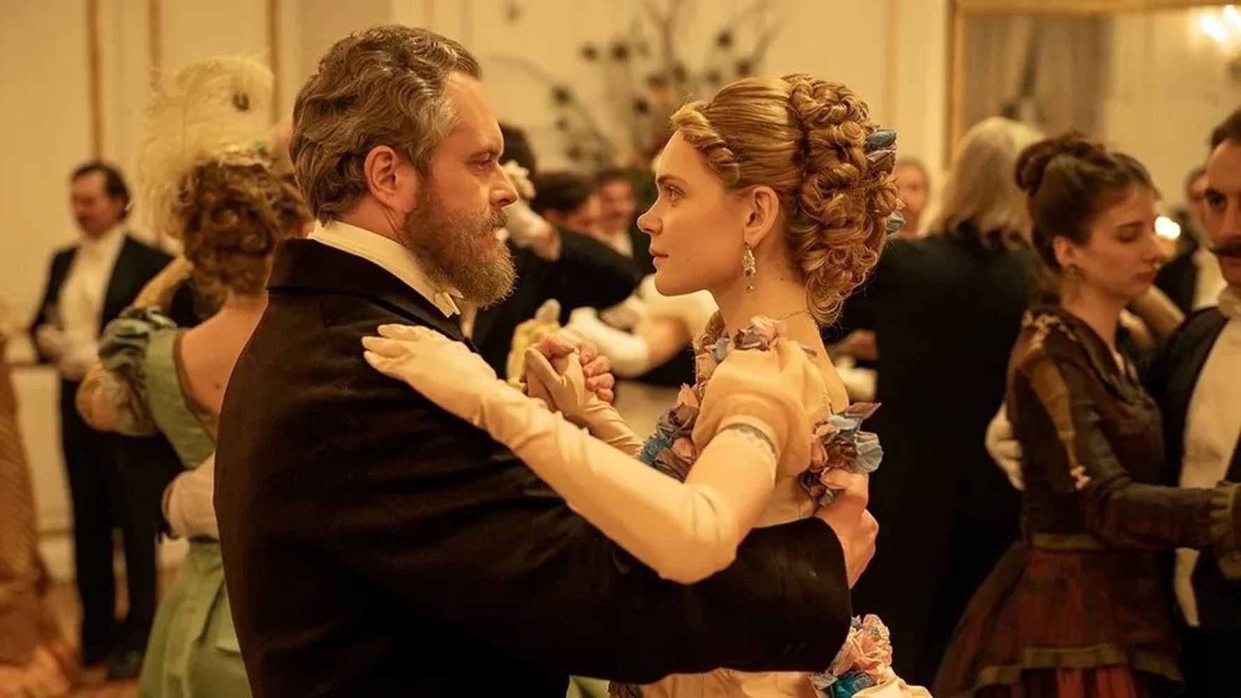 El drama de época combina romance, misterio y ambición en una historia marcada por los conflictos sociales.