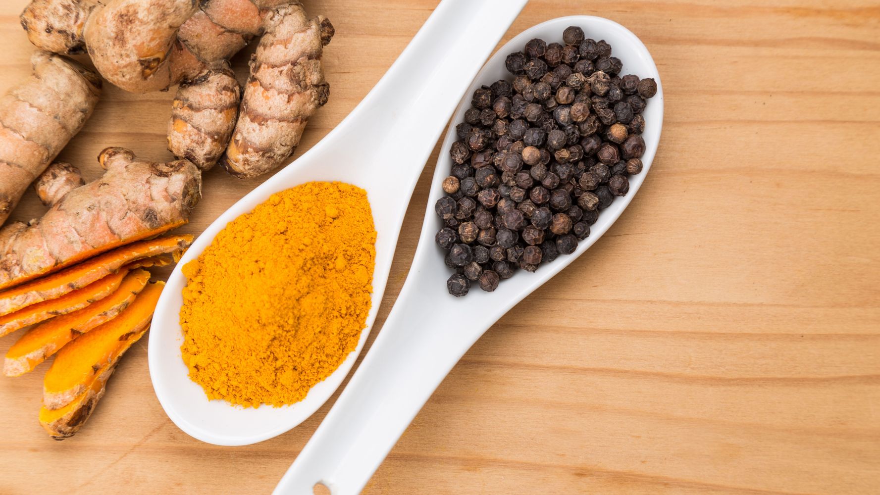 La pimienta negra es la aliada de la cúrcuma, facilitando la absorción de la especia.