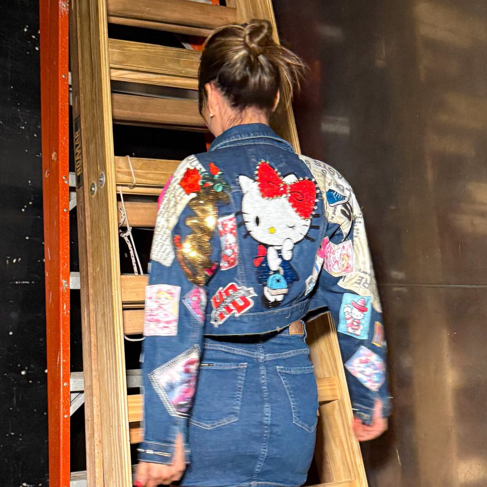 Minifalda, botas XL y estampado de Hello Kitty: Barby Franco revolucionó las redes con un osado look total denim