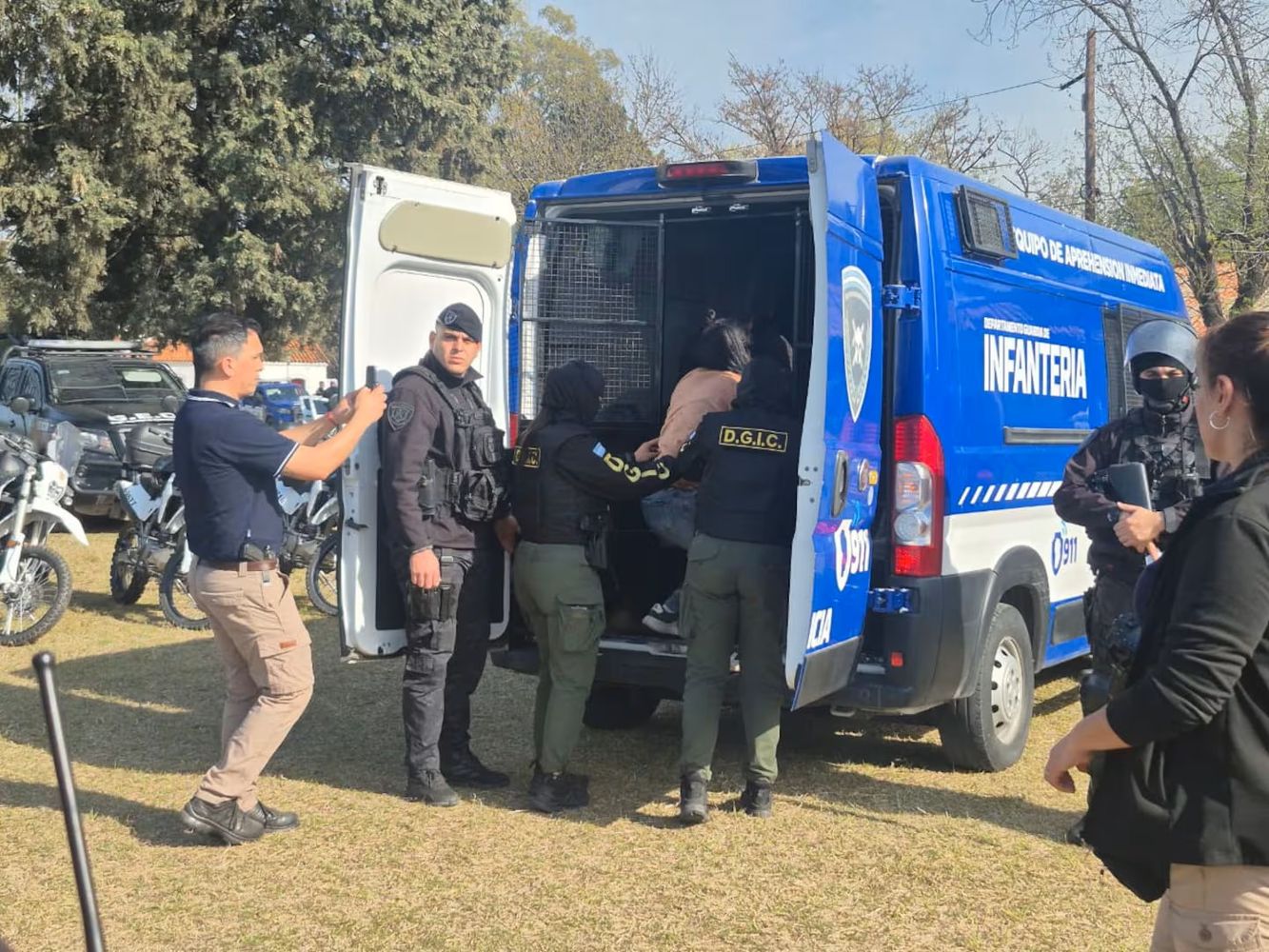 Transportaba chicos al colegio y fue detenida por una investigación de robo de autos