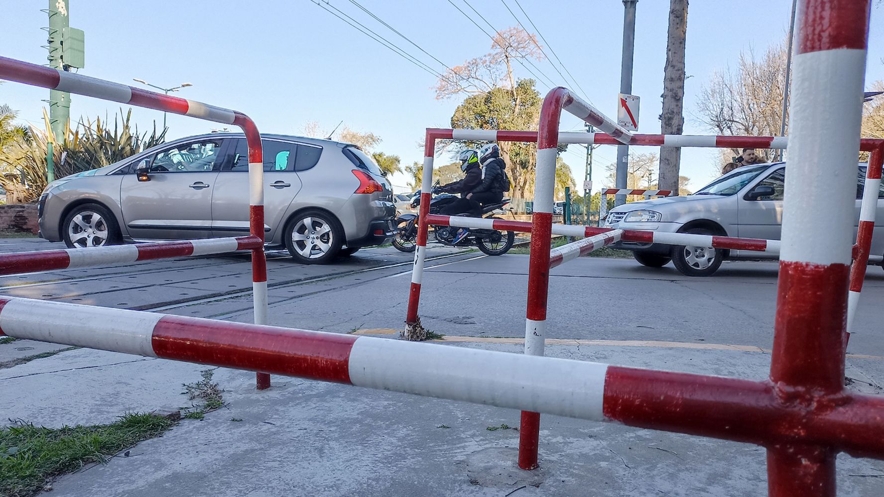 Si cruzas la barrera de esta forma, podrían detenerte.