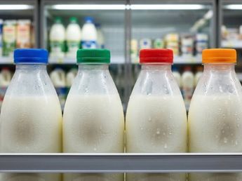 Qué significa el color de las tapas de leche del supermercado: por qué algunas son azules, verdes, rojas o naranjas