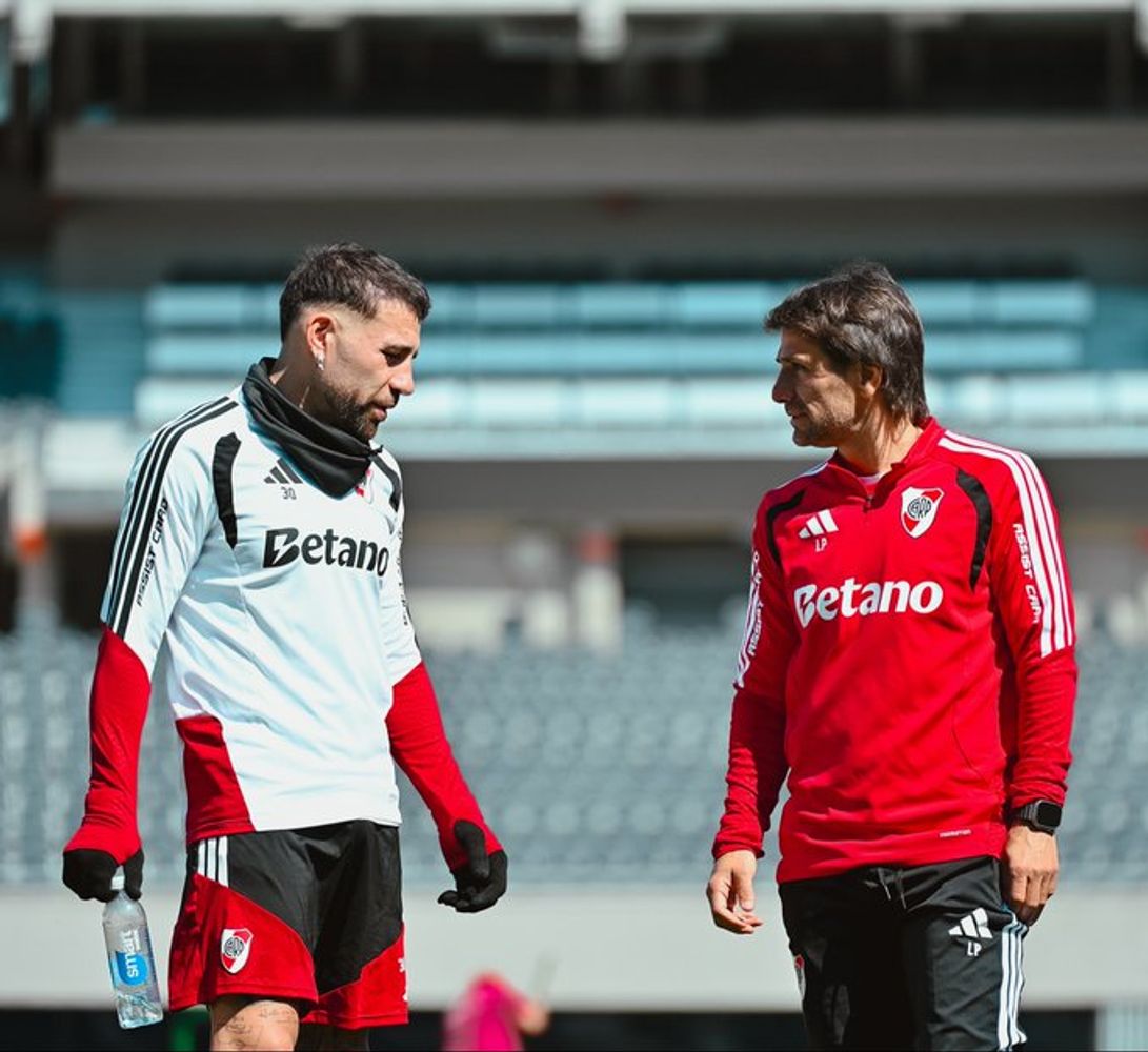 Leonardo Ponzio, junto al capitán de River, Nicolás Otamendi. El DT firmó hasta mitad de 2027, pero...