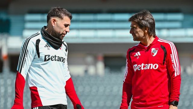 Leonardo Ponzio, junto al capitán de River, Nicolás Otamendi. El DT firmó hasta mitad de 2027, pero...
