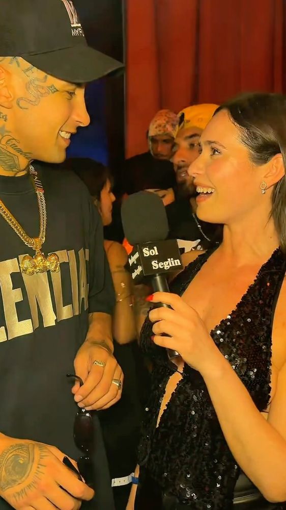 "¿Te puedo comer la boca?": el tremendo beso de L-Gante a una periodista en plena entrevista