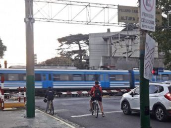 Es Oficial | Por orden de la Ley de Tránsito de Argentina, las autoridades podrán detener a los conductores que crucen las vías del tren de esta manera