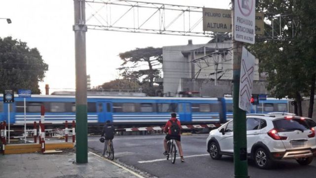 De qué forma no se puede crucas las vías del tren.