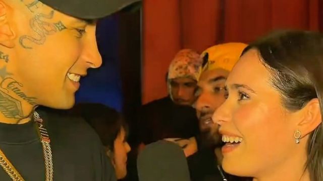 "¿Te puedo comer la boca?": el tremendo beso de L-Gante a una periodista en plena entrevista