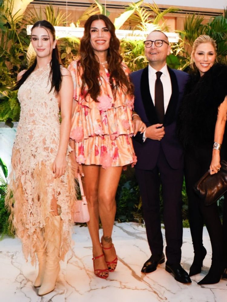 Flor de la V se adelantó al verano con un vestido corto estilo romántico y marcó la tendencia de la temporada