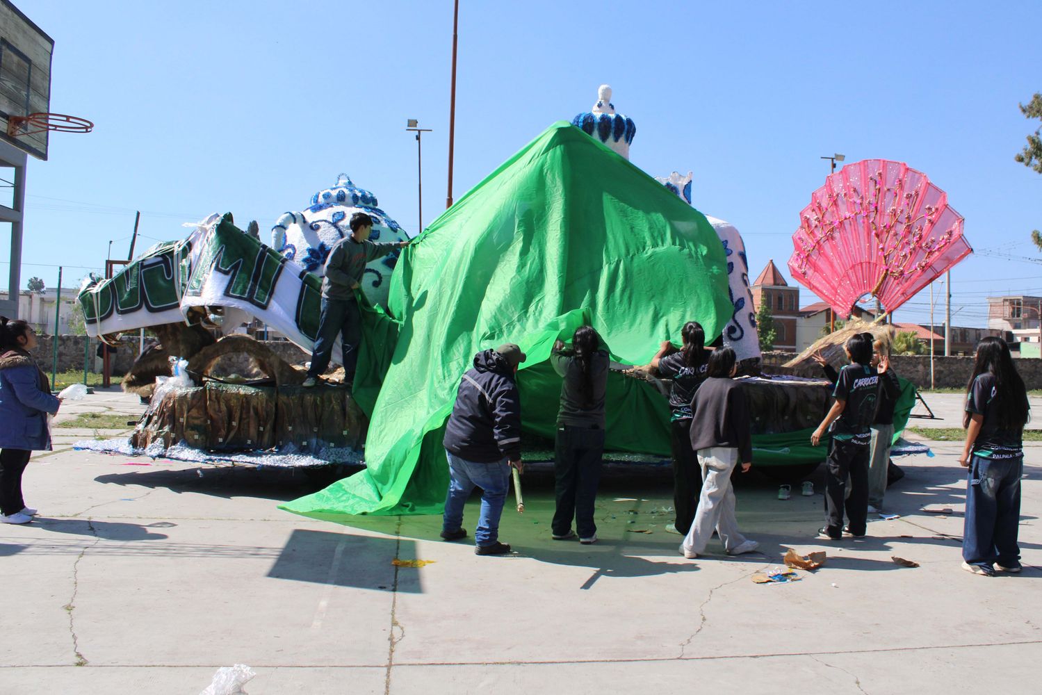 Previo al debut, cubiertas de "miradas indiscretas" y a resguardo de los rayos del sol, las obras de los carroceros fueron llegando a mitad de semana al parque cerrado en la Ciudad Cultural.