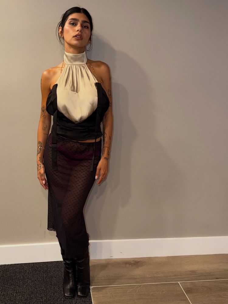 Mia Khalifa deslumbró con un look transparente y osado para ir a un show de Rosalía