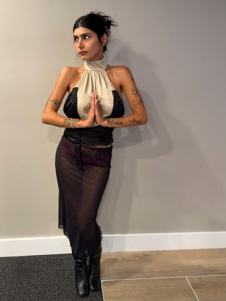 Mia Khalifa deslumbró con un look transparente y osado para ir a un show de Rosalía