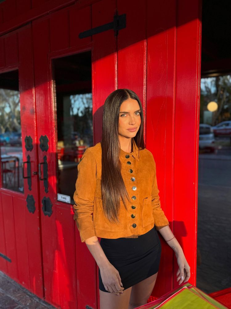 Zaira Nara se adelantó a la tendencia del verano y arrasó con un vestido corto y campera de gamuza